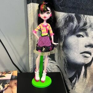 Monster high doll art class draculaura
